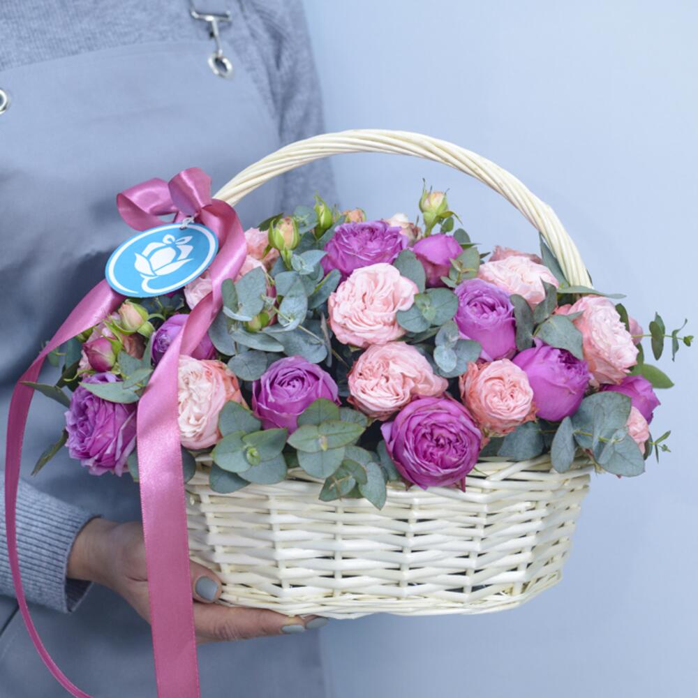 Корзина с пионовидными розами Camila